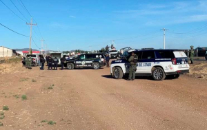 Hallan tres ejecutados semidesnudos en campo menonita