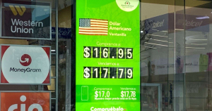 Baja el d&oacute;lar a $17.95 en casa de cambio Camnosa