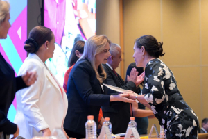 Gobernadora brinda reconocimiento al magisterio chihuahuense