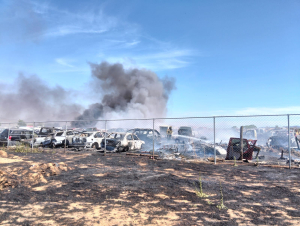 Se incendian 100 veh&iacute;culos en Yunque, investigan