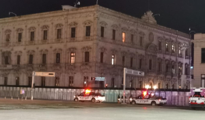 Colocan vallas en edificios emblem&aacute;ticos de la capital del Estado.