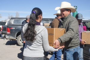 Entrega Sa&uacute;l Mireles apoyos a habitantes del Ejido Vista Hermosa