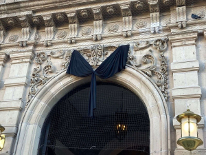 Mo&ntilde;os negros en Palacio por muerte de V&iacute;ctor Cruz Russek