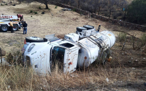 Reportan  volcadura y derrame de combustible cerca de Creel