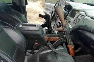 Reportan personas armadas a bordo de veh&iacute;culo con logo de un partido pol&iacute;tico