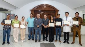 Beto P&eacute;rez reconoce a profesionales de la salud que prestaron su servicio social en centros comunitarios
