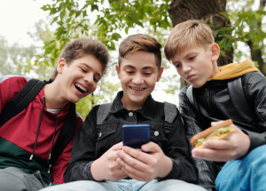 Iniciativa sobre regular el uso de redes sociales en menores