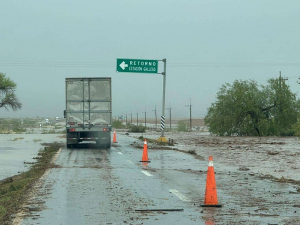 Arroyos e inundan la carretera a Ju&aacute;rez-Chihuahua