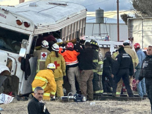 Encontronazo entre cami&oacute;n de pasajeros y el ferrocarril en la colonia delicias