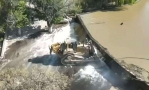 Derriba Conagua represa en El Saucito