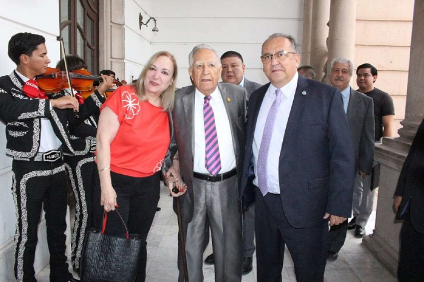 Merecido reconocimiento a Luis Rivera Soto por 50 a&ntilde;os en la UACH