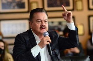 Mario V&aacute;zquez ante Fern&aacute;ndez Noro&ntilde;a, defiende a campesinos de Chihuahua