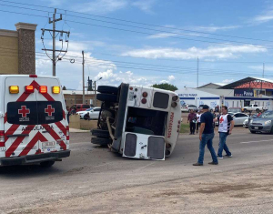 Registran volcadura en el corredor comercial, hay cinco lesionados