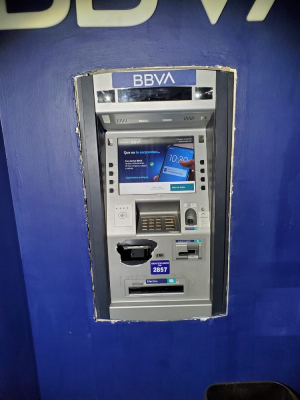 Vandalizan cajero de banco BBVA