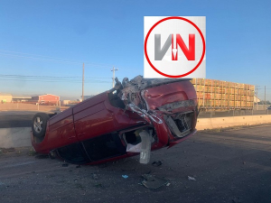 Choque-volcadura deja lesionado en el corredor comercial.