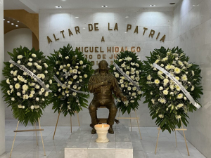 Colocan ofrenda floral en el Altar de la Patria por aniversario luctuoso de Miguel Hidalgo