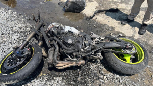 Aparatoso accidente deja a motociclista muerto en la 18 y Allende